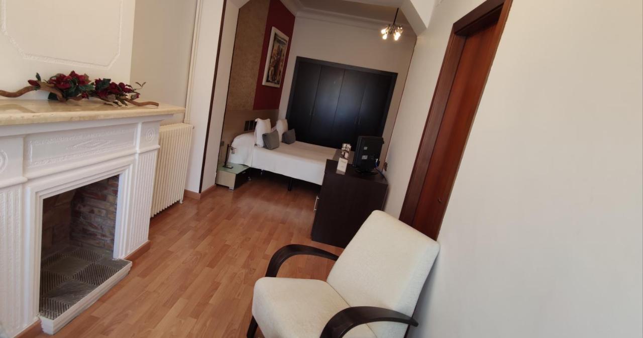 טרמפ Hotel Segle XX מראה חיצוני תמונה