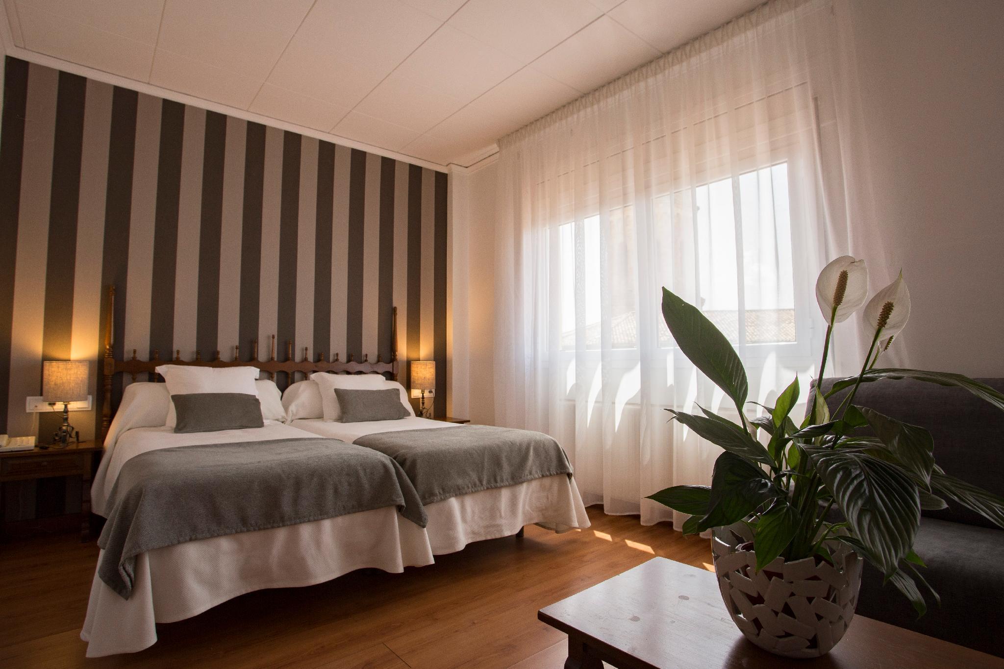 טרמפ Hotel Segle XX מראה חיצוני תמונה