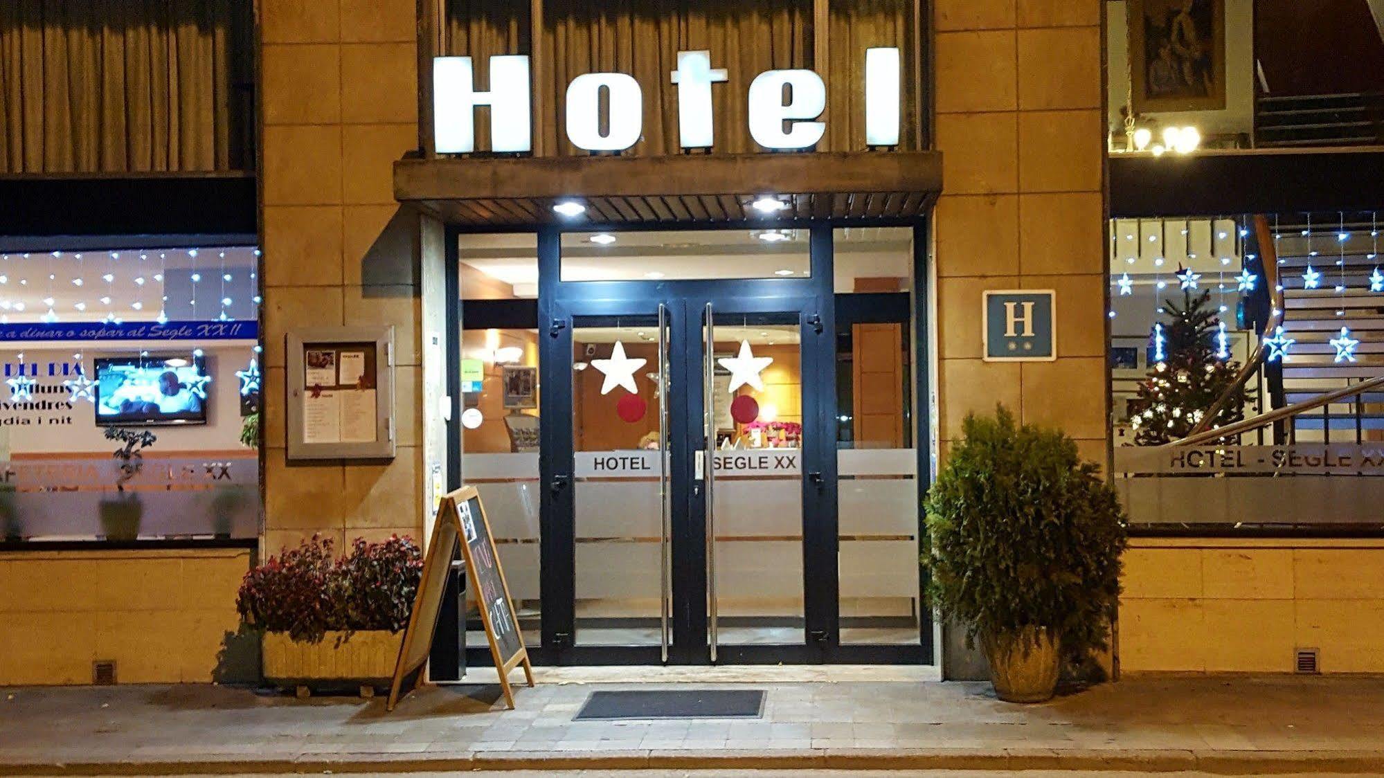 טרמפ Hotel Segle XX מראה חיצוני תמונה